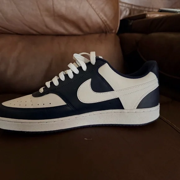 Nike Men’s Low-Top Sneakers - Navy and White - Picture 2 of 7